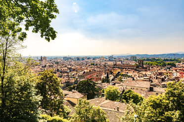 Italien, Brescia, Blick auf die Stadt vom Colle Cidneo - CSTF001106