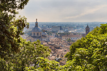 Italien, Brescia, Blick auf die Stadt und die Kuppel des Neuen Doms vom Colle Cidneo - CSTF001107