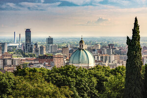 Italien, Brescia, Blick auf die Stadt und die Kuppel des Neuen Doms vom Colle Cidneo - CSTF001109