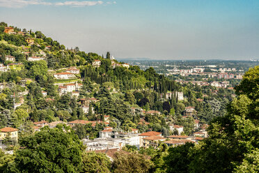 Italien, Brescia, Blick auf die Hügel der Stadt vom Colle Cidneo - CSTF001112