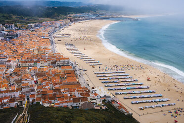 Portugal, Nazare, Blick auf den Strand - GIOF001394