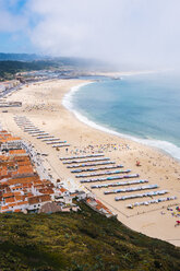 Portugal, Nazare, Blick auf den Strand - GIOF001395