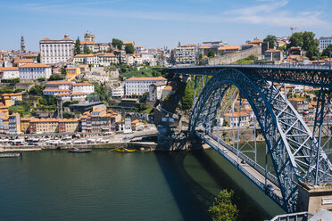 Portugal, Porto, Fluss Douro und Arrabida-Brücke - GIOF001398