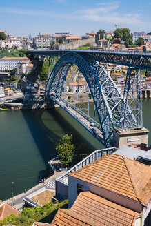 Portugal, Porto, Fluss Douro und Arrabida-Brücke - GIOF001399