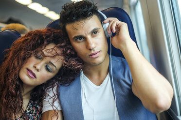 Porträt eines entspannten jungen Paares in einem Zug - SIPF000771