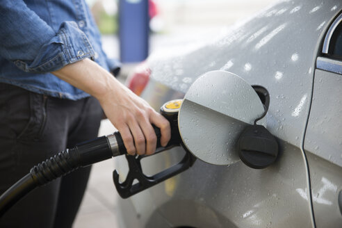 Woman fuelling car - CHPF000268