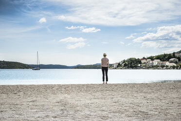 Kroatien, Dalmatien, Slano, Frau steht am Strand - CHPF000275