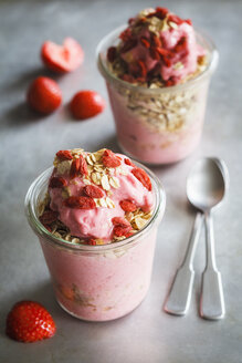 Gefrorener Joghurt mit Erdbeeren, Haferflocken als Topping - EVGF003033