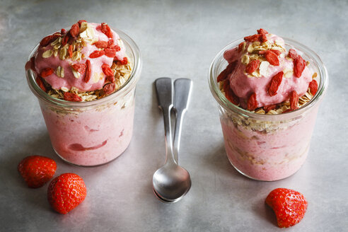 Gefrorener Joghurt mit Erdbeeren, Haferflocken als Topping - EVGF003034