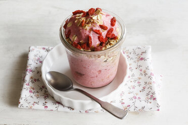 Gefrorener Joghurt mit Erdbeeren, Haferflocken als Topping - EVGF003035