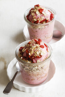 Gefrorener Joghurt mit Erdbeeren, Haferflocken als Topping - EVGF003036