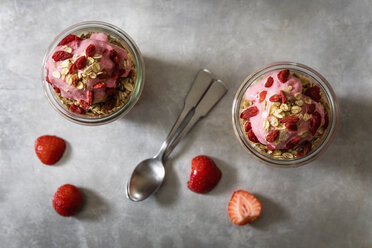 Gefrorener Joghurt mit Erdbeeren, Haferflocken als Topping - EVGF003037