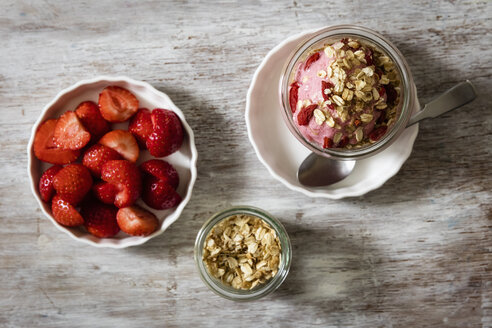Gefrorener Joghurt mit Erdbeeren, Haferflocken als Topping - EVGF003038
