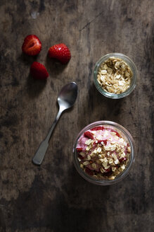 Gefrorener Joghurt mit Erdbeeren, Haferflocken als Topping - EVGF003039