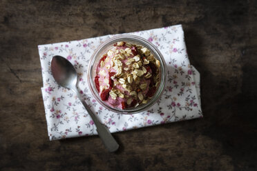 Gefrorener Joghurt mit Erdbeeren, Haferflocken als Topping - EVGF003040