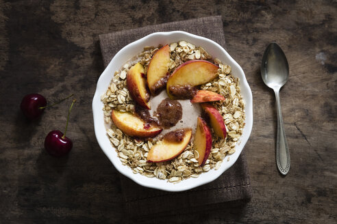 Kirschen-Smoothie-Bowl mit Pfirsich und Haferflocken, Topping - EVGF003048