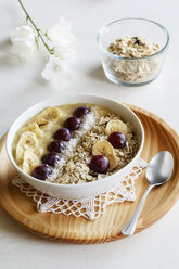 Smoothie-Bowl mit Banane, Weintraube und Hafer-Cocos-Topping - EVGF003055