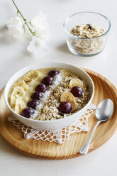 Smoothie bowl with banana, grapevine and oat cocos topping - EVGF003055