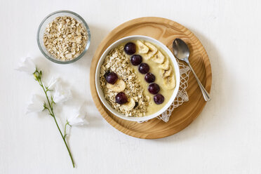 Smoothie bowl with banana, grapevine and oat cocos topping - EVGF003056
