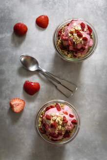 Gefrorener Joghurt mit Erdbeeren, Haferflocken als Topping - EVGF003057