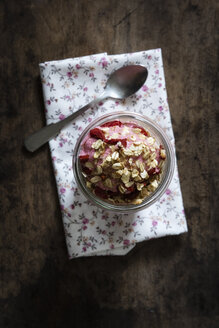 Gefrorener Joghurt mit Erdbeeren, Haferflocken als Topping - EVGF003059