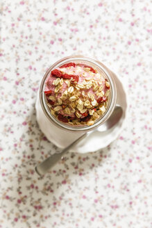 Gefrorener Joghurt mit Erdbeeren, Haferflocken als Topping - EVGF003060
