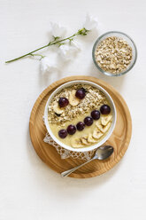 Smoothie bowl with banana, grapevine and oat cocos topping - EVGF003065