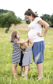 Pregnant woman in park with little girls - HAPF000714