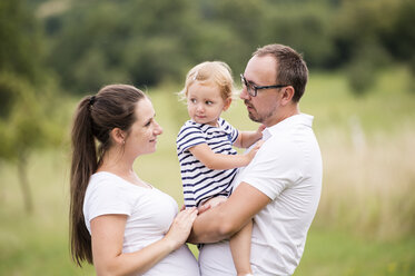 Glückliche Familie im Park stehend - HAPF000723