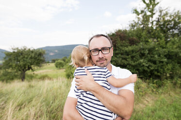 Vater trägt kleine Tochter in den Armen - HAPF000727