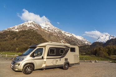 Schweiz, Graubünden, Wohnwagen vor den Schweizer Alpen, Parc Ela - CSTF001115