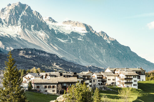 Schweiz, Graubünden, Schweizer Alpen, Parc Ela, Bergdorf - CSTF001123