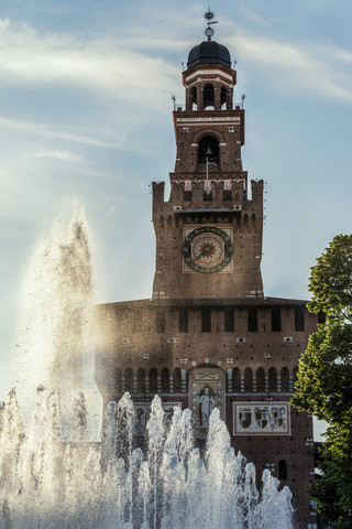 Italien, Mailand, Blick auf das Sforza-Schloss mit Brunnen im Vordergrund, lizenzfreies Stockfoto