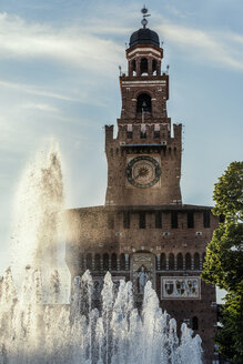 Italien, Mailand, Blick auf das Sforza-Schloss mit Brunnen im Vordergrund - CSTF001137