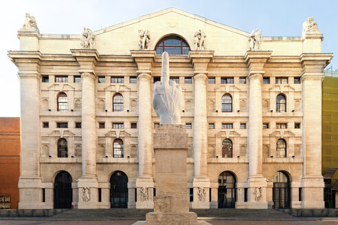 Italien, Mailand, Blick auf den Aktienmarkt mit moderner Skulptur im Vordergrund - CST001143