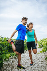 Paar beim Sport in einem Weinberg - KIJF000720