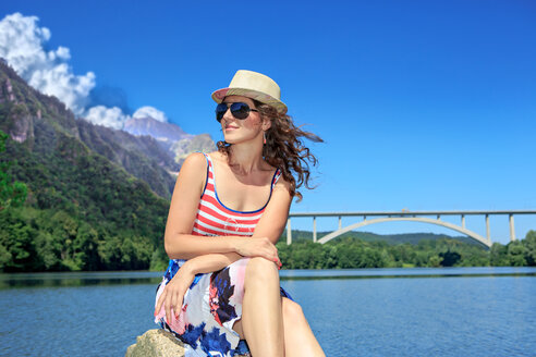 Madeira, Porträt einer jungen Frau vor einem See sitzend - VTF000559