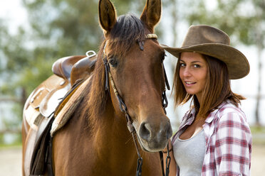 Junge Frau mit Pferd im Reitstall - ZOCF000128