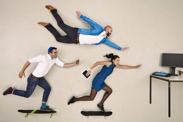 Moderne Business-Kollegen fliegen und fahren mit dem Skateboard zum Schreibtisch - BAEF001098