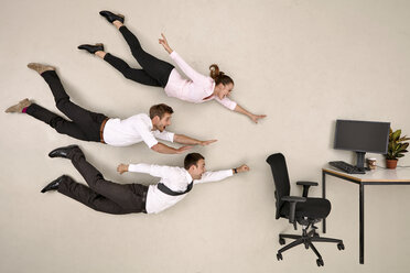 Geschäftskollegen fliegen auf den Schreibtisch zu - BAEF001227