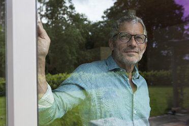 Älterer Mann schaut aus dem Fenster - RBF004850