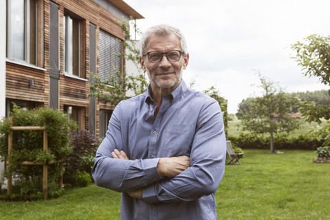 Porträt eines selbstbewussten reifen Mannes im Garten, lizenzfreies Stockfoto