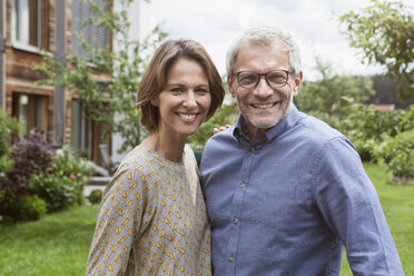 Portrait of smiling mature couple in garden - RBF004875