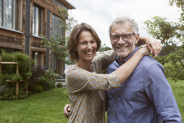 Portrait of happy mature couple in garden - RBF004876