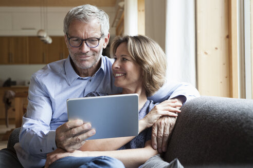 Reifes Paar teilt sich digitales Tablet auf Couch - RBF004891