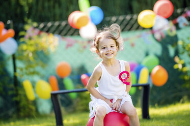 Glückliches kleines Mädchen mit Geburtstagsfeier im Garten - HAPF000738