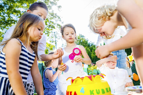 Kinder feiern Geburtstagsparty im Garten mit Freunden und Familie - HAPF000745
