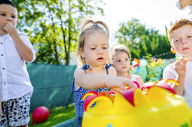 Kinder feiern Geburtstagsparty im Garten mit Freunden und Familie - HAPF000746