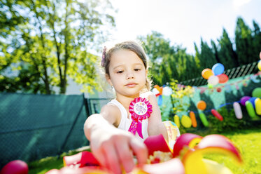 Kleines Mädchen feiert Geburtstagsparty im Garten - HAPF000747