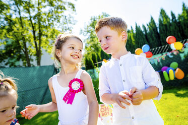 Fröhliche kleine Kinder feiern Geburtstagsparty im Garten - HAPF000749